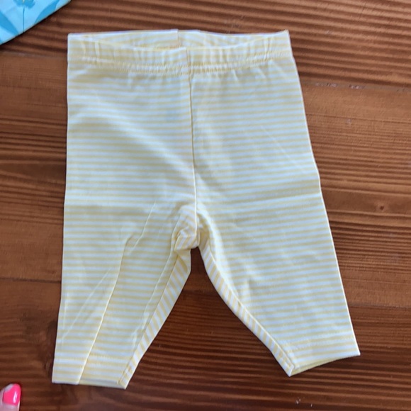 Carters flowered matching set • New with tags • Size 6 Mo - Picture 2 of 3